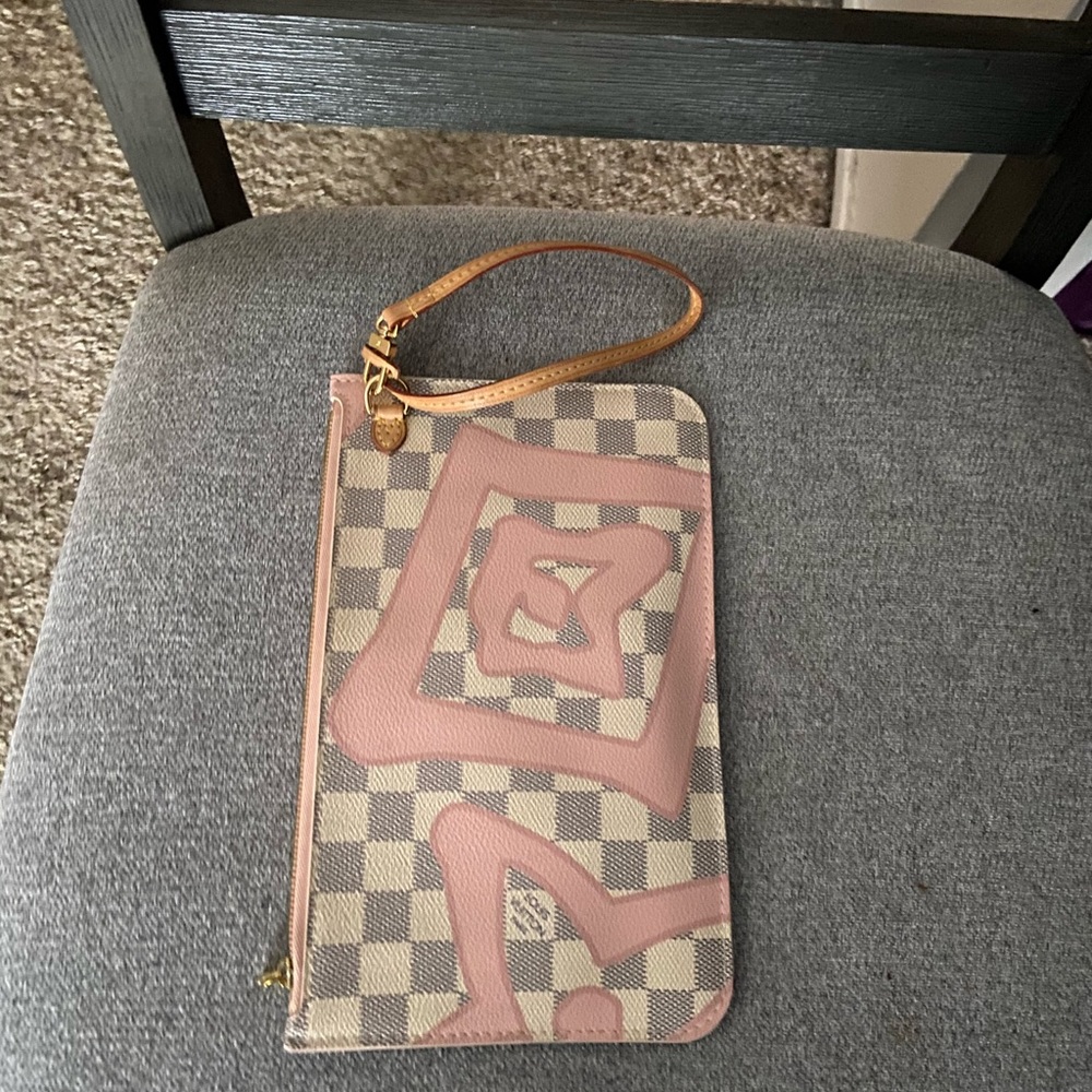 LV pouch